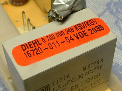 Nahaufnahme eines elektronischen Bauteils mit Aufkleber