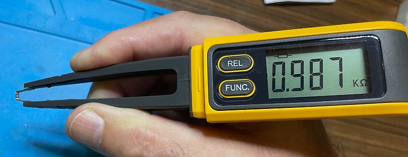 Digitales Multimeter zeigt Widerstandswert