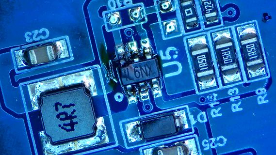 Makroaufnahme einer Leiterplatte mit SMD-Bauteilen