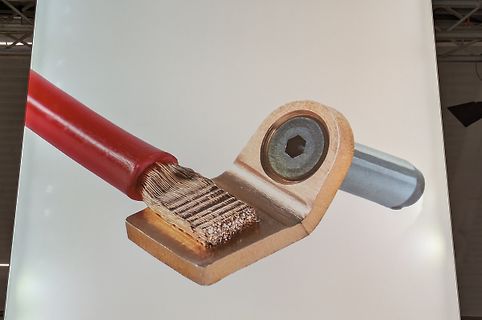 Kupferkabelschuh an rotem Kabel