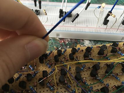 Elektronikaufbau auf Lochrasterplatine und Breadboard