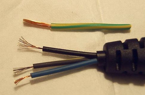 Abisolierte Kabeladern eines Netzkabels