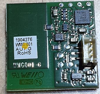Bestückte grüne Leiterplatte mit Atmel-Chip