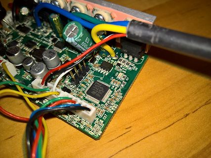 Bestückte Leiterplatte mit Elektrolytkondensatoren und Kabeln