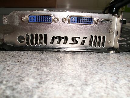 Rückseite einer MSI Grafikkarte mit Anschlüssen