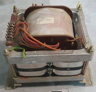 Transformator mit Wicklungen und Anschlüssen