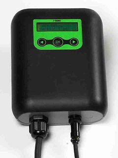 Schwarzes Elektronikgerät mit Display und Tasten