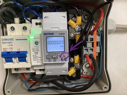 Elektroinstallation mit Stromzähler und Sicherungsautomaten