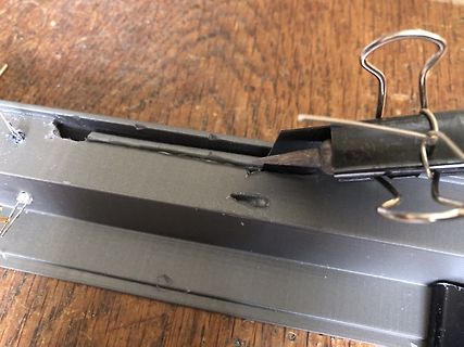 Metallprofil mit Klemmvorrichtung auf Holztisch
