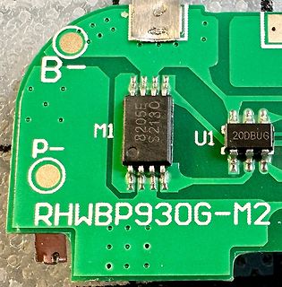 Nahaufnahme einer grünen Leiterplatte mit IC