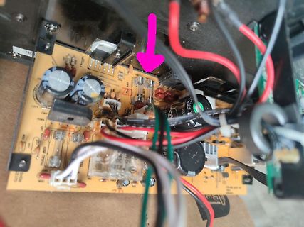 Foto einer Leiterplatte mit elektronischen Bauteilen und Kabeln