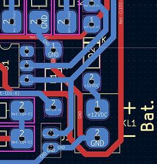 Ausschnitt eines PCB-Layouts mit Leiterbahnen und Netzkennzeichnungen