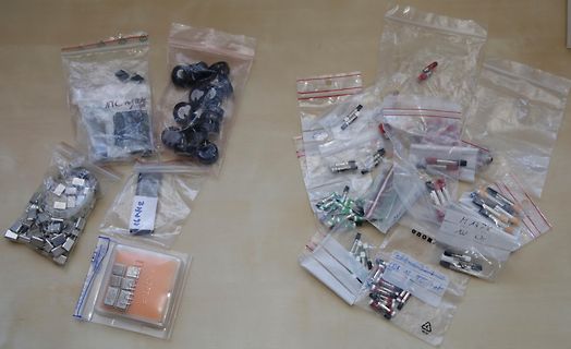 Verschiedene elektronische Bauteile in Plastikbeuteln