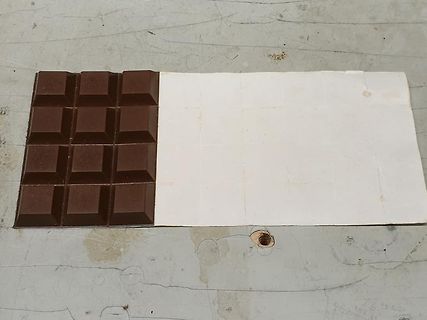 Schokoladentafel auf weißem Papier