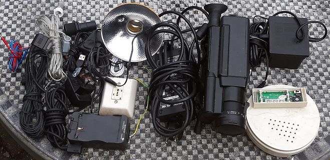Diverse Elektronikkomponenten, Kabel und eine Videokamera