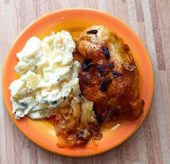 Essen auf einem orangefarbenen Teller
