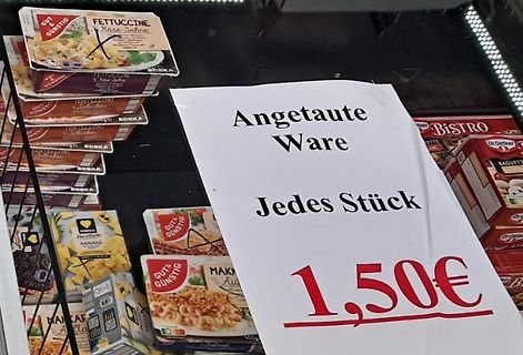 Preisschild für angetaute Ware im Supermarkt