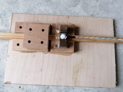 Holzaufbau mit Metallschienen und Stab