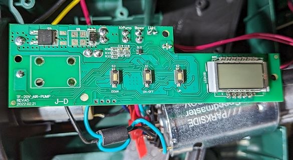 Grüne Leiterplatte mit LCD-Display und Motor