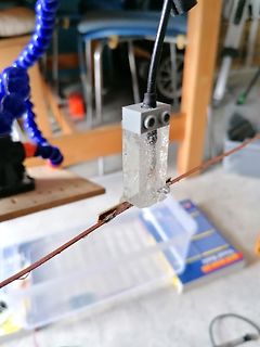 Aufbau mit transparentem Bauteil und Draht