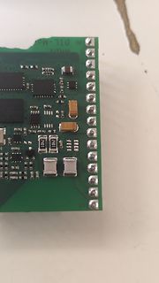 Nahaufnahme einer grünen Leiterplatte mit SMD-Bauteilen