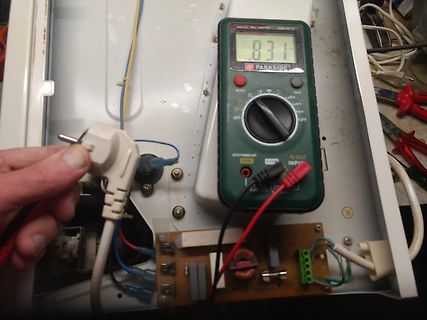 Multimeter Messung an einer Leiterplatte