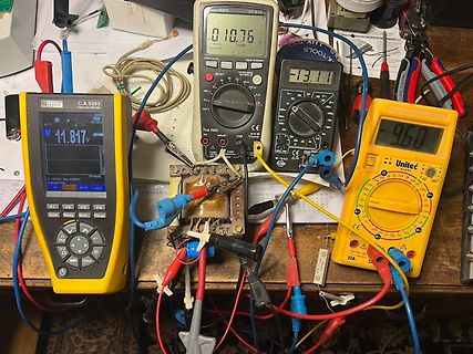 Mehrere Multimeter und Messleitungen auf einem Arbeitstisch