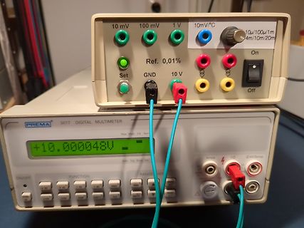 Digitalmultimeter und Präzisionsvoltmeter mit Messleitungen