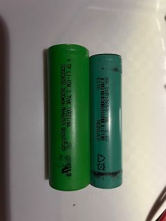 Zwei Lithium-Ionen-Akkus