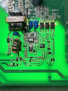 Nahaufnahme einer Leiterplatte mit elektronischen Bauteilen