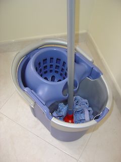 Blauer Wischmop mit Eimer