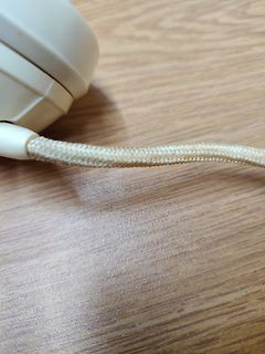 Kabel und Gehäuse auf Holzoberfläche