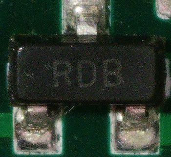 Makroaufnahme eines SMD-Bauteils auf Leiterplatte