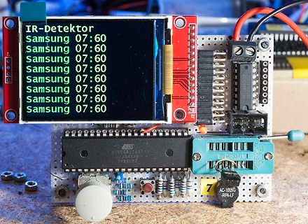 Aufbau mit LCD-Display und Mikrocontroller auf Lochrasterplatine
