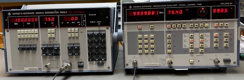 Zwei Rohde & Schwarz Messgeräte auf einem Arbeitstisch