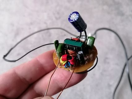 Elektronisches Bauteil mit Spulen und Elektrolytkondensator
