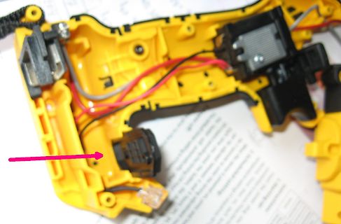 Innenansicht eines gelben Kunststoffgehäuses mit Elektronikkomponenten
