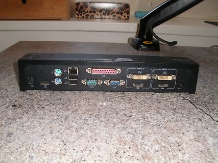 Rückansicht eines elektronischen Geräts mit verschiedenen Anschlüssen