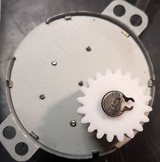 Mechanisches Bauteil mit Zahnrad auf Metallplatte
