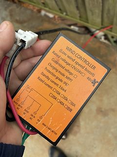 Windcontroller mit Beschriftung und Anschlüssen
