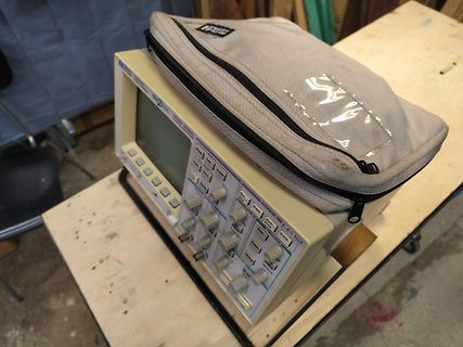 Oszilloskop mit Tasche auf Werkbank