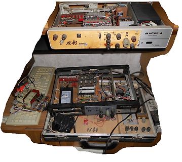 Zerlegter KC 85/4 Computer auf Holzbrett