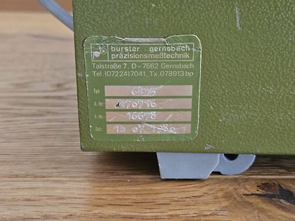 Typenschild eines Messgeräts von Burster