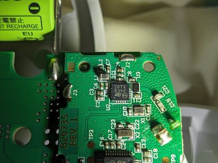 Nahaufnahme einer grünen Leiterplatte mit Bauteilen
