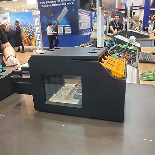 Industrielles Gehäuse mit Sichtfenster auf Messe