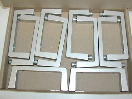 Sechs silberne Metallhalterungen in einem Karton