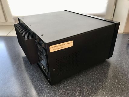 Rückansicht eines schwarzen Elektronikgeräts mit Aufkleber