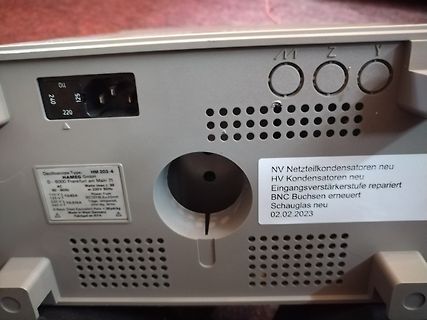Rückseite eines Hameg Oszilloskops mit Typenschild