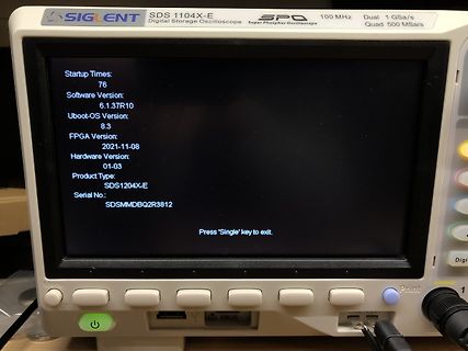 Siglent SDS 1104X-E Oszilloskop Display mit Systeminformationen
