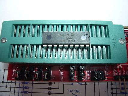 PIC16F1827 Mikrocontroller in Fasssockel auf Leiterplatte